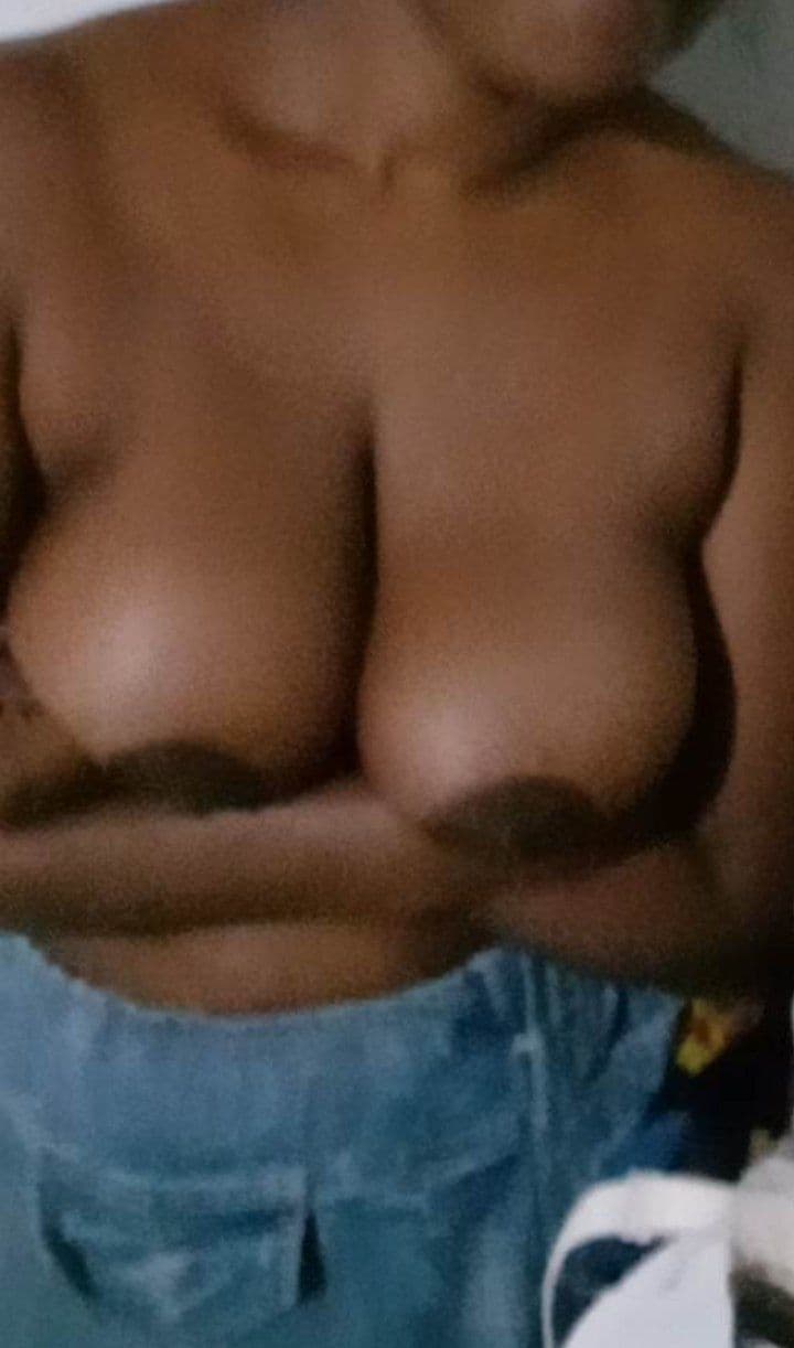 බඩුවක් වගේ ඉන්න ඔනෙලිගේ වල් ෆොටෝස්